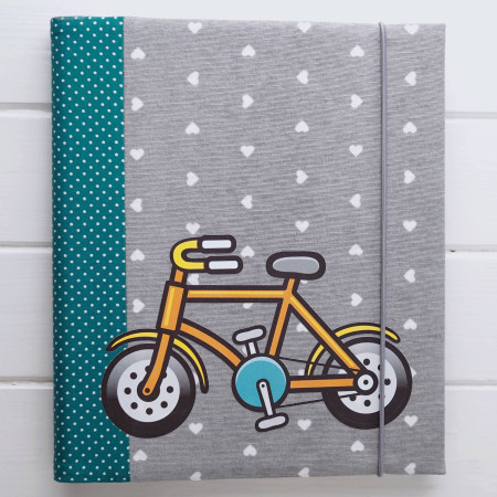 chlapčenský fotoalbum s bicyklom