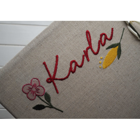 album s vyšitým menom a kvetami