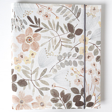 rodinný fotoalbum s kvietkami v minimalistickom štýle