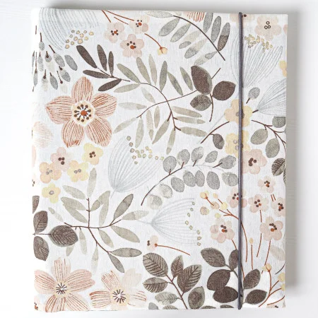 rodinný fotoalbum s kvietkami v minimalistickom štýle