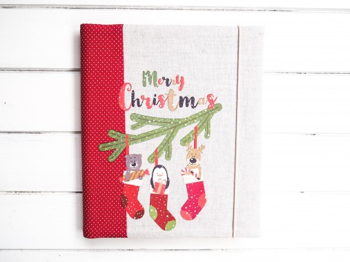 Červený vianočný fotoalbum s ponoškami a vetvičkou