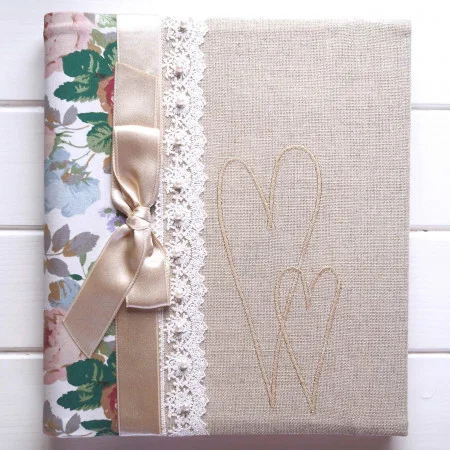 svadobný fotoalbum s kvetmi a korálkami