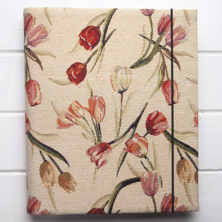 rodinný fotoalbum s tulipánmi