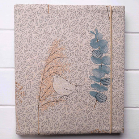 rodinný album s vtáčikom