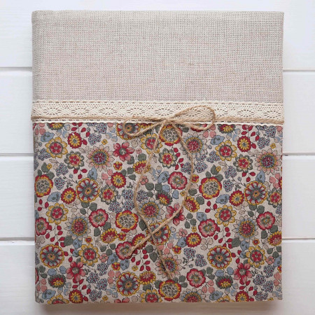 dievčenský fotoalbum s kvietkami a stuhou