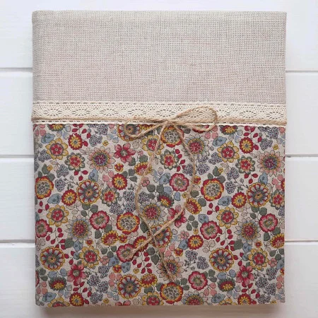 dievčenský fotoalbum s kvietkami a stuhou