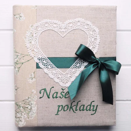 rodinný album s nápisom naše poklady